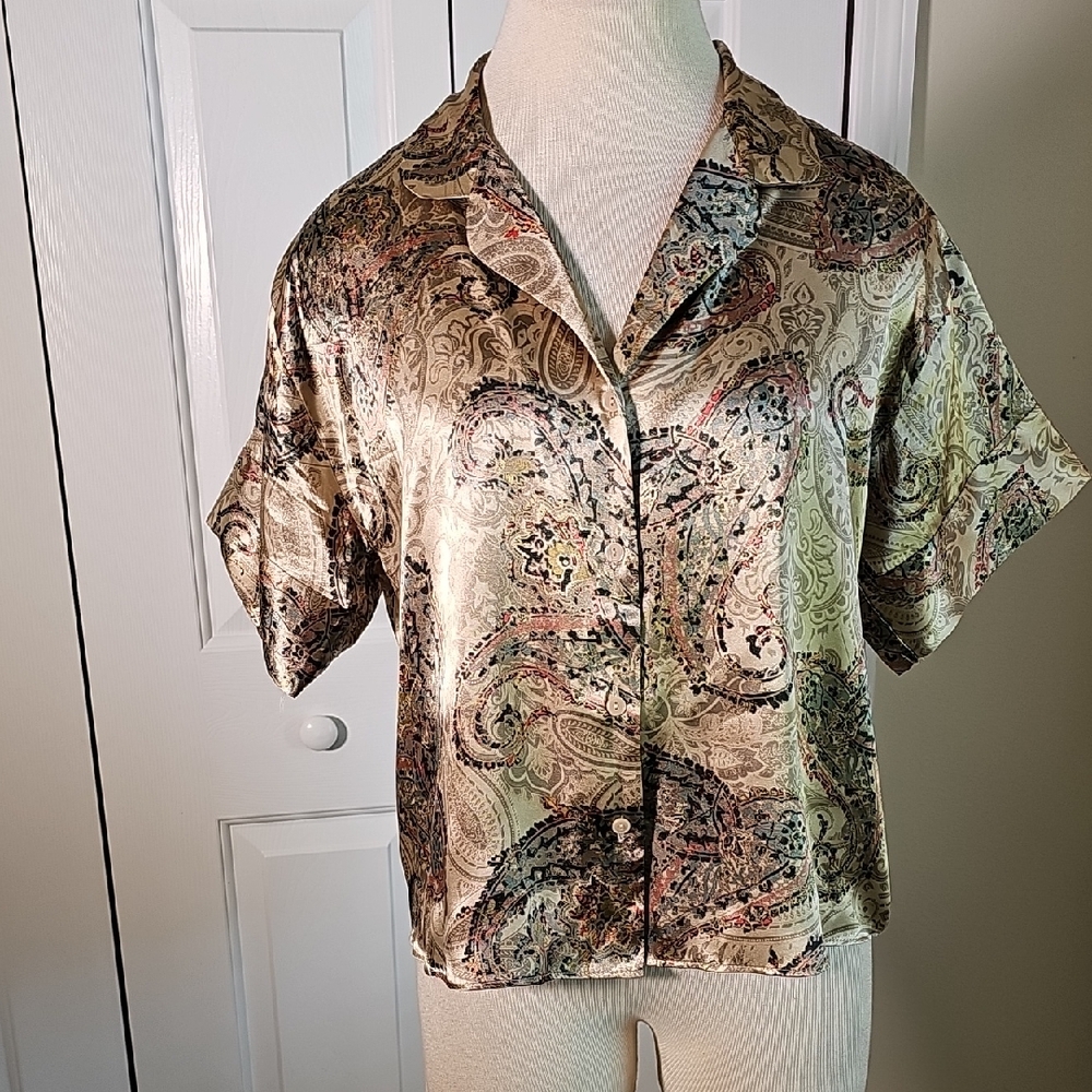 Linea Donatella Multicolor Paisley Button Down satin Top. In Size Small.